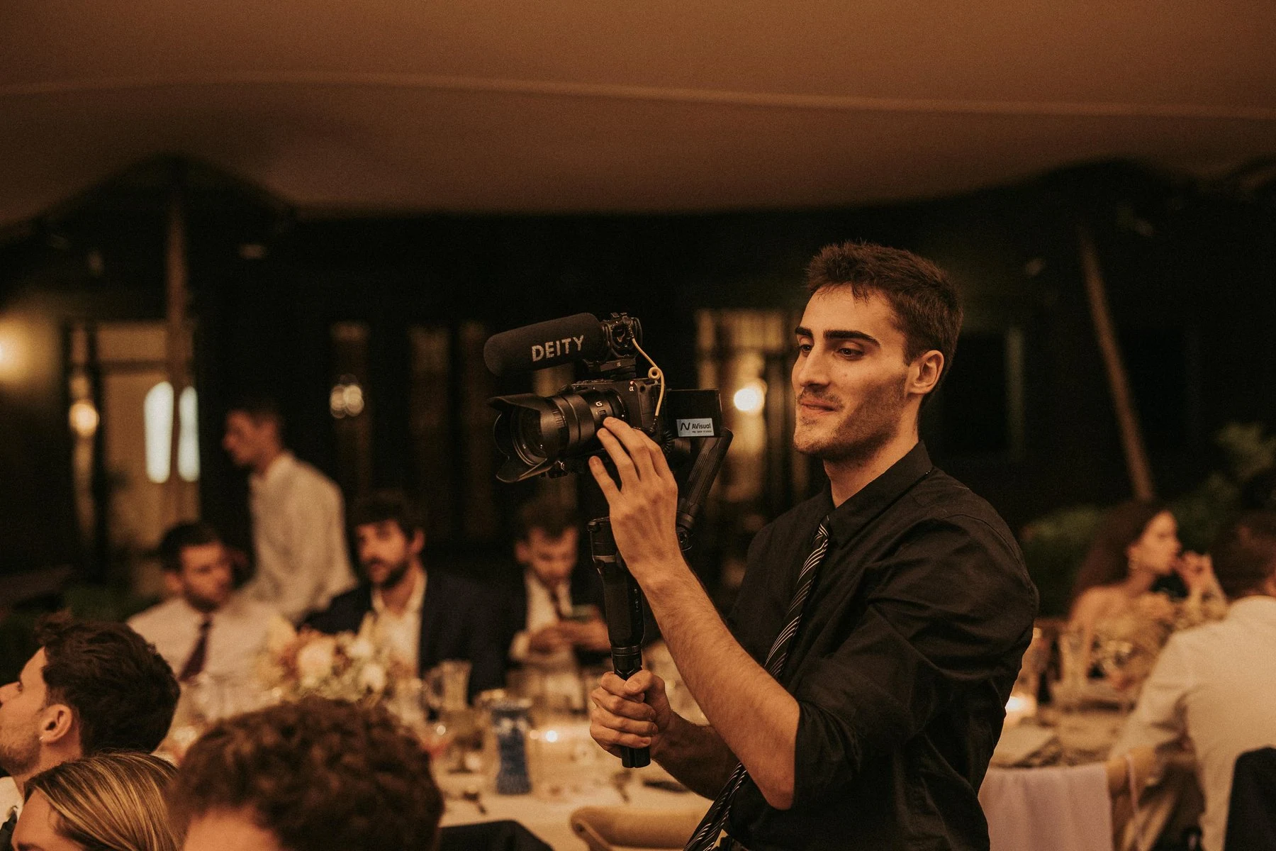 Pau grabando con su cámara durante una celebración