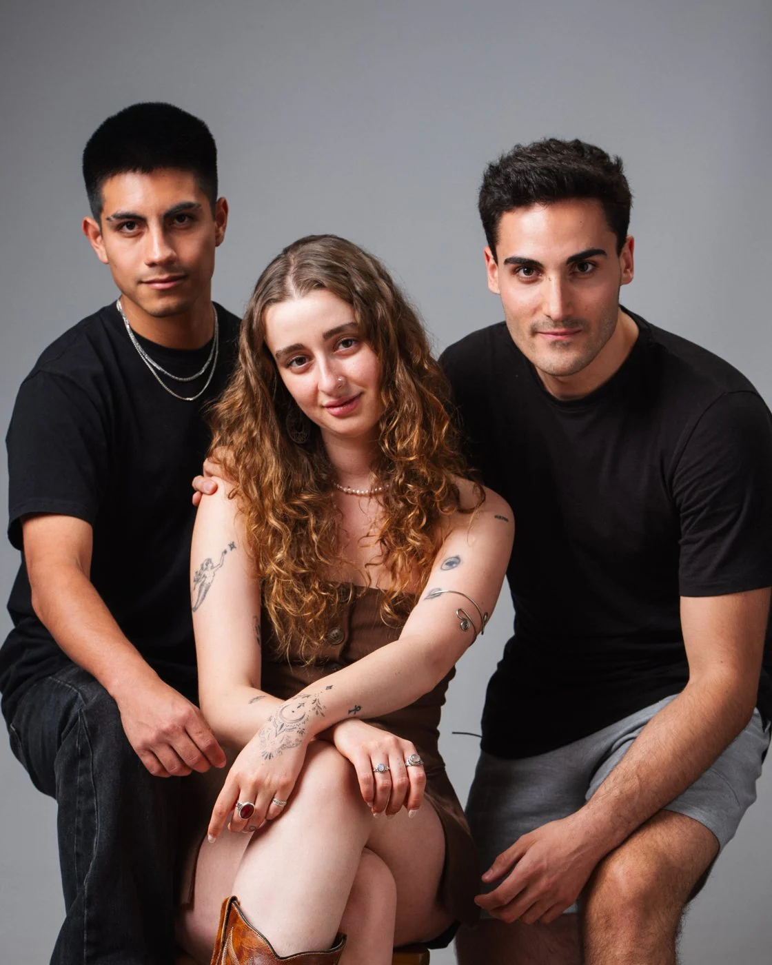 Andrés, Carla y Pau posando juntos en el estudio de MagicOrles