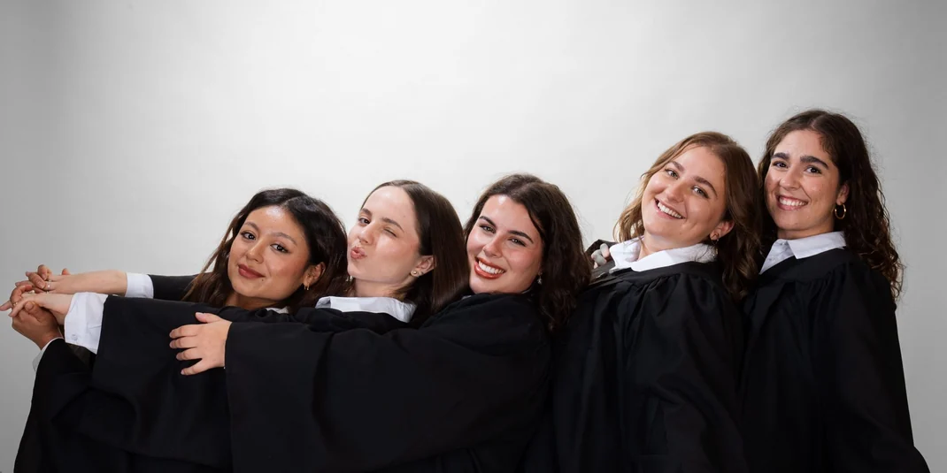 Cinco graduadas abrazadas