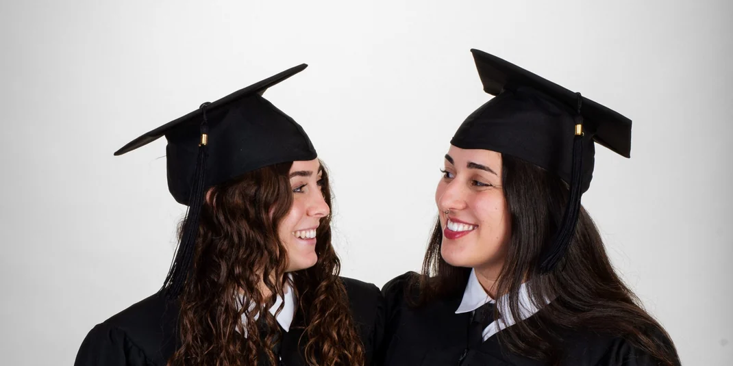 Dos graduadas con birrete