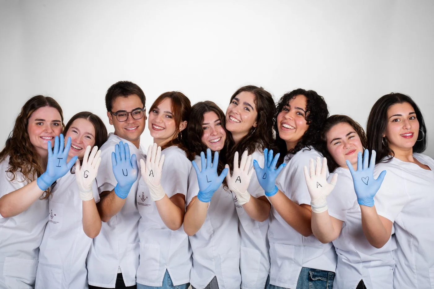 Promoción de Enfermería con guantes que forman la palabra IGUALADA