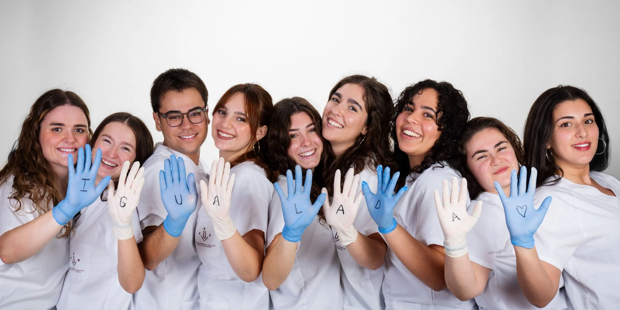 Promoción de Enfermería con guantes que forman IGUALADA