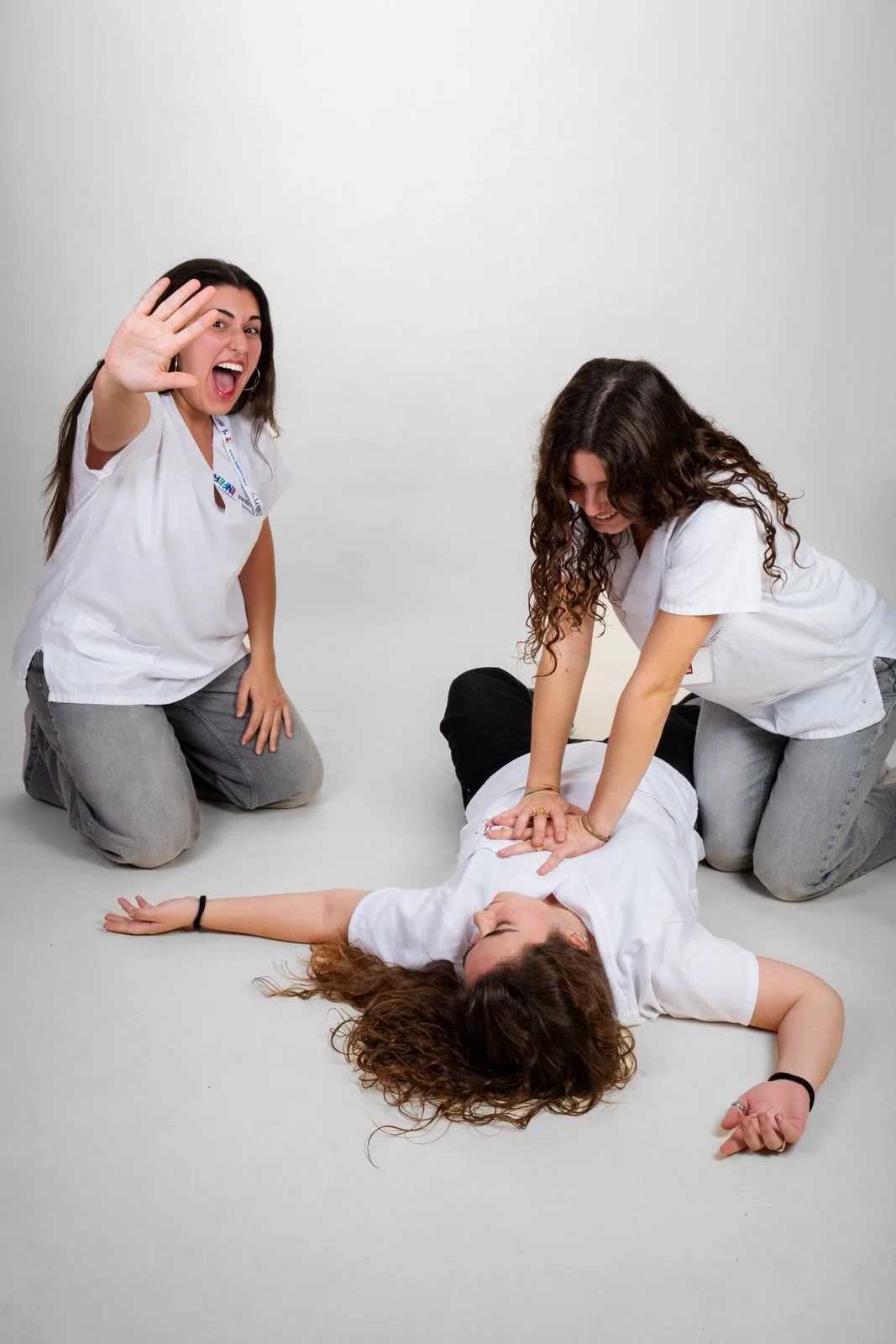 Tres alumnas de Enfermería simulan una reanimación entre risas en el estudio